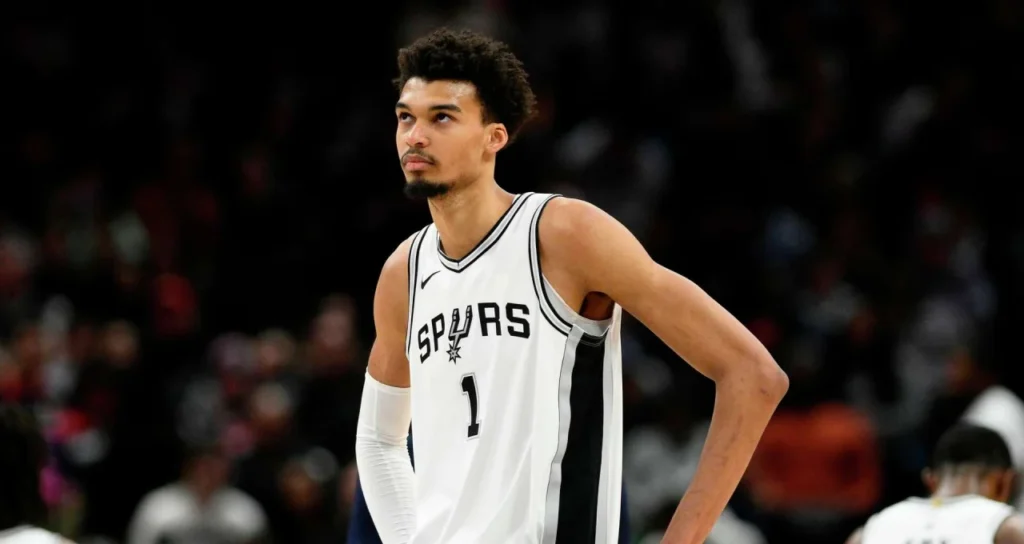 Infortunio per Wembanyama, trombosi alla spalla e stagione finita